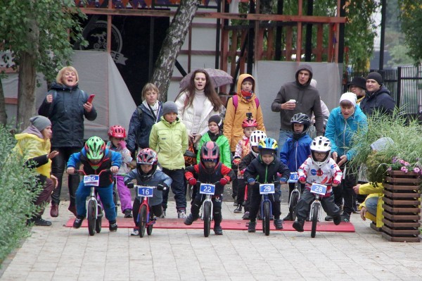 Маленькие чемпионы. В воронежском парке &laquo;Дельфин&raquo; прошли гонки на беговелах и велосипедах