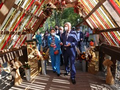 Платья петровской эпохи, авторскую живопись, цветы с каждого континента планеты, деревья с &laquo;золотыми&raquo; стволами и даже облака можно увидеть на выставке &laquo;Город &ndash; сад&raquo;