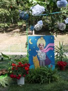 Платья петровской эпохи, авторскую живопись, цветы с каждого континента планеты, деревья с &laquo;золотыми&raquo; стволами и даже облака можно увидеть на выставке &laquo;Город &ndash; сад&raquo;