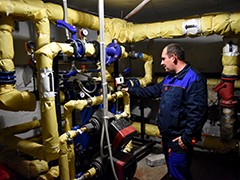 В районах города продолжается пуск тепла в жилые дома