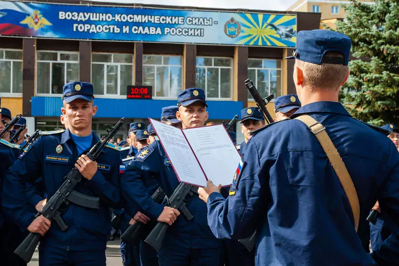 &laquo;Судьба авиации нам вручена&raquo;. В Воронеже 1-курсники Военно-воздушной академии приняли присягу