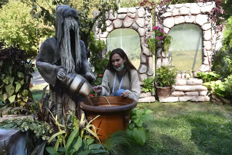 На &laquo;Городе-саде&raquo; воронежцам показали взлетающий дом и мост-хижину