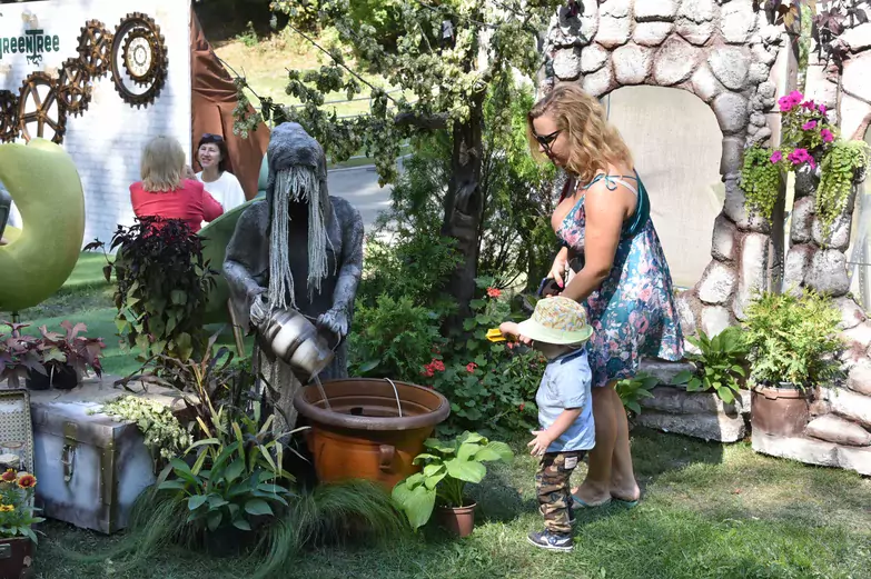 На &laquo;Городе-саде&raquo; воронежцам показали взлетающий дом и мост-хижину