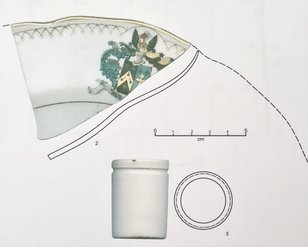 Старинные монеты и посуду с гербом нашли при раскопках на площади Ленина в Воронежа
