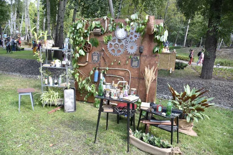 На &laquo;Городе-саде&raquo; воронежцам показали взлетающий дом и мост-хижину