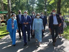 Платья петровской эпохи, авторскую живопись, цветы с каждого континента планеты, деревья с &laquo;золотыми&raquo; стволами и даже облака можно увидеть на выставке &laquo;Город &ndash; сад&raquo;