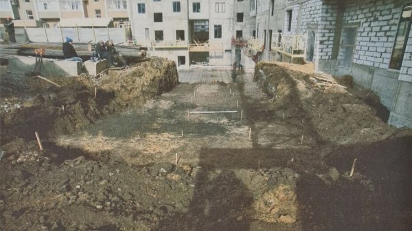 Старинные монеты и посуду с гербом нашли при раскопках на площади Ленина в Воронежа