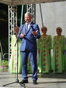 Платья петровской эпохи, авторскую живопись, цветы с каждого континента планеты, деревья с &laquo;золотыми&raquo; стволами и даже облака можно увидеть на выставке &laquo;Город &ndash; сад&raquo;