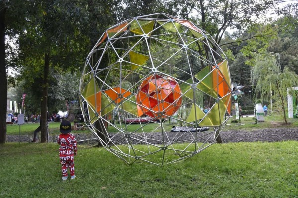 На &laquo;Городе-саде&raquo; воронежцам показали взлетающий дом и мост-хижину