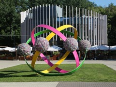 Платья петровской эпохи, авторскую живопись, цветы с каждого континента планеты, деревья с &laquo;золотыми&raquo; стволами и даже облака можно увидеть на выставке &laquo;Город &ndash; сад&raquo;