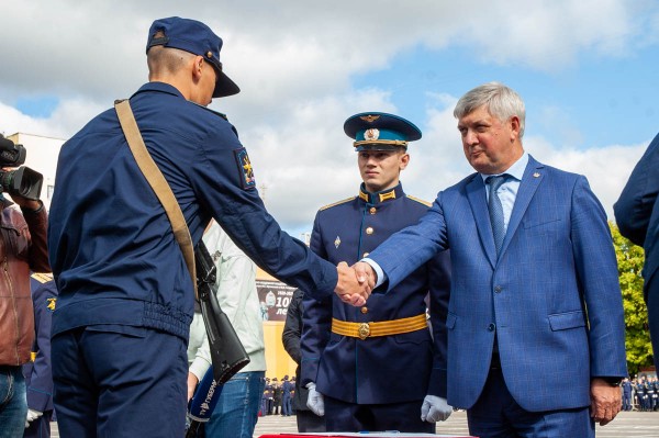 &laquo;Судьба авиации нам вручена&raquo;. В Воронеже 1-курсники Военно-воздушной академии приняли присягу