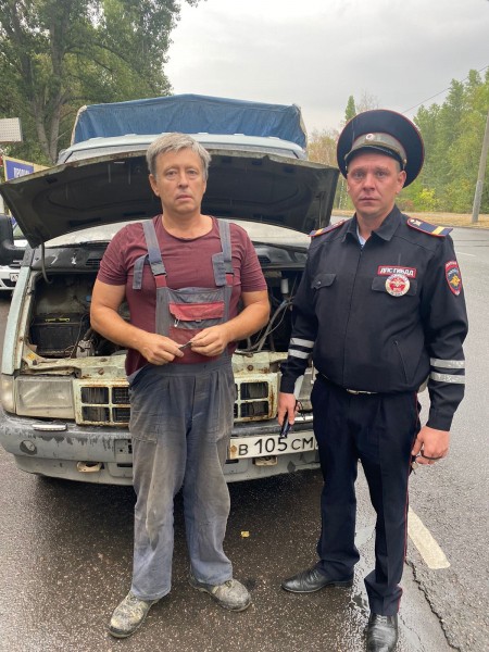 В Воронеже сотрудники ДПС остановили машину, у которой полыхал двигатель