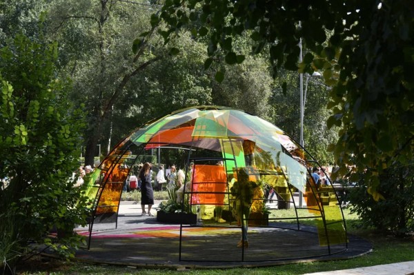 На &laquo;Городе-саде&raquo; воронежцам показали взлетающий дом и мост-хижину