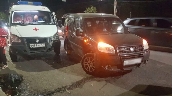 Два медика пострадали в ДТП со &laquo;скорой&raquo; и Fiat в Воронеже