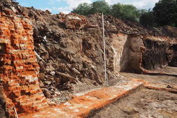 Старинную стеклянную посуду и керамику нашли в Воронеже на участке под строительство