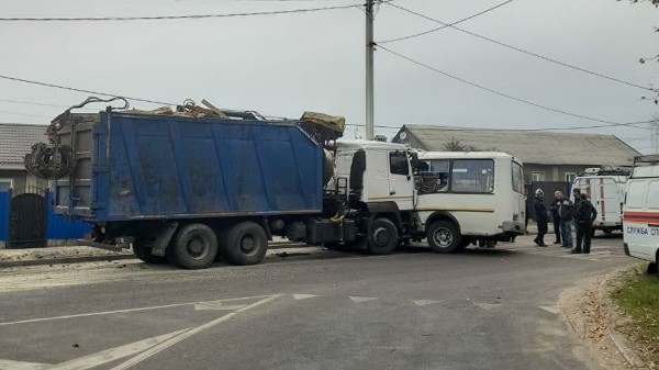 В Воронеже три человека пострадали при столкновении автобуса с "Камазом"