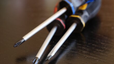 СМИ: у воронежской многоэтажки женщину 40 раз ударили отвёрткой