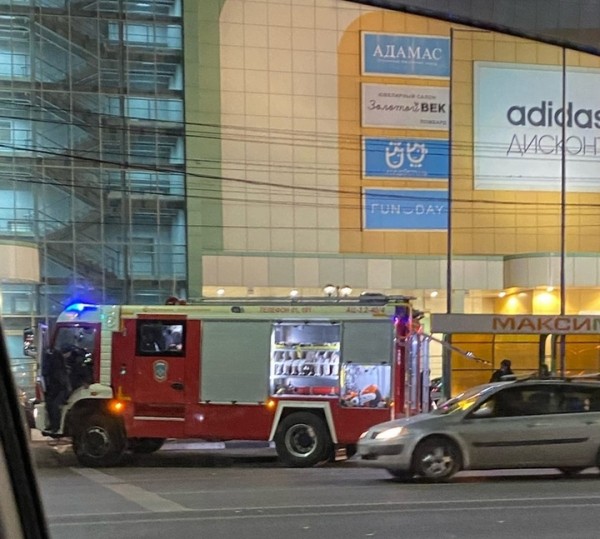 Вечером в воскресенье эвакуировали посетителей сразу из нескольких торговых центров Воронежа Вечером в воскресенье эвакуировали посетителей сразу из нескольких торговых центров Воронежа