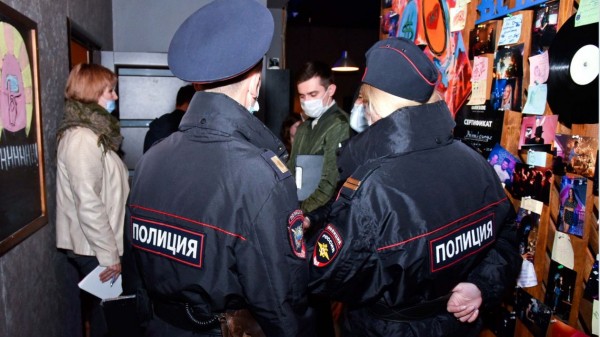 &laquo;Обстановка меняется&raquo;. Что показал ночной антиковидный рейд по заведениям