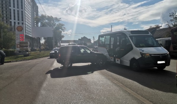 В Воронеже &laquo;Нива&raquo; врезалась в маршрутную &laquo;ГАЗель&raquo;: пассажирка в больнице