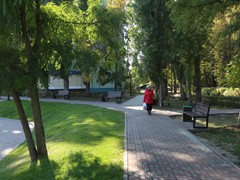 В воронежских парках и скверах продолжаются работы по благоустройству