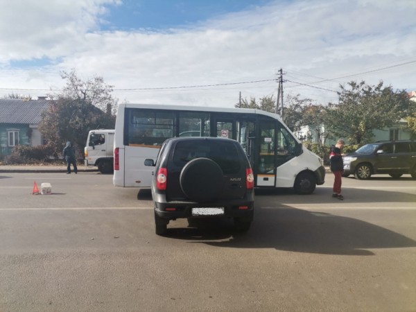 В Воронеже &laquo;Нива&raquo; врезалась в маршрутную &laquo;ГАЗель&raquo;: пассажирка в больнице