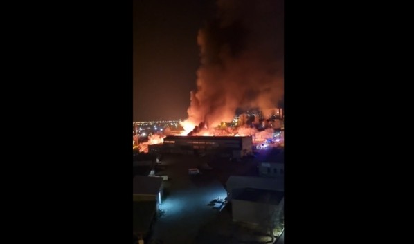 В Воронеже на площади 500 &laquo;квадратов&raquo; в промзоне полыхают строительные поддоны