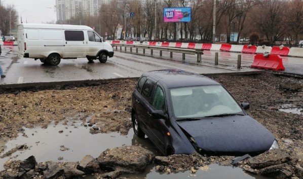 В Воронеже в яму, вырытую для ремонта подземного перехода, улетела &laquo;ЛАДА Калина&raquo;
