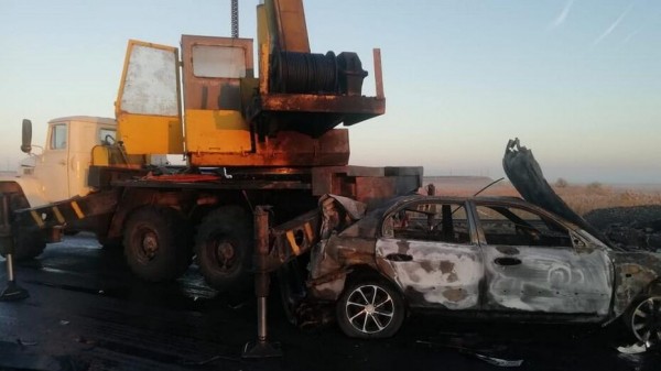 В Павловском районе иномарка сгорела после столкновения с автокраном на ремонтируемом мосту