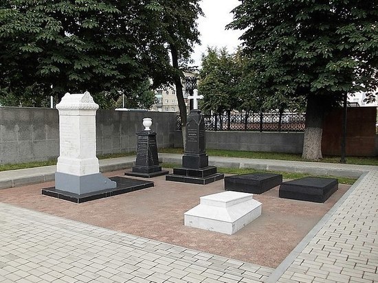 При реконструкции воронежского цирка могилы Кольцова и Никитина защитят от стройплощадки