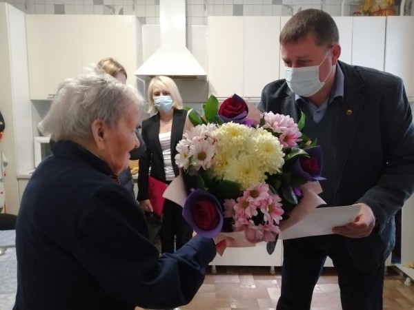 Воронежский депутат поздравил со 100-летним юбилеем ветерана Великой Отечественной войны