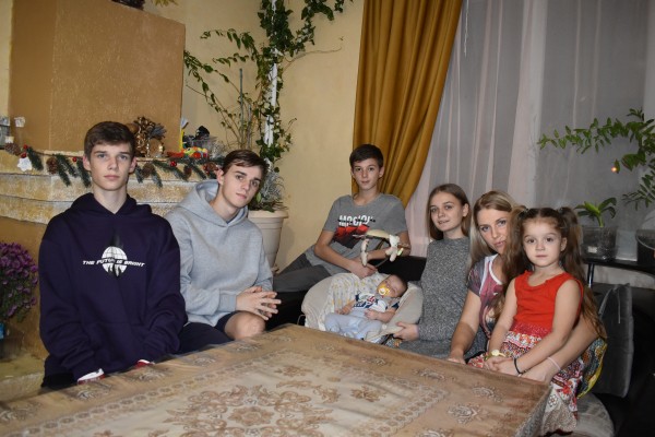 Работа 24/7 без отпусков и выходных. Как живут современные воронежские многодетные матери