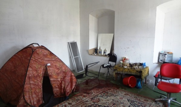 Воронежец ударил своего приятеля гантелей, стулом и ножом и пошел спать