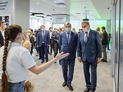 Глава Воронежа Вадим Кстенин принял участие в открытии первого в регионе флагманского офиса Сбера