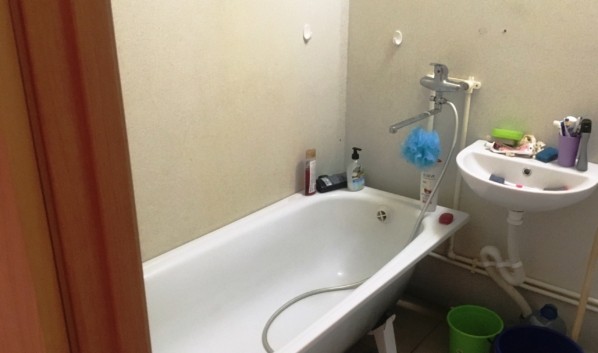 К полугоду работ приговорили девушку за гибель в ванной 8-месячной девочки