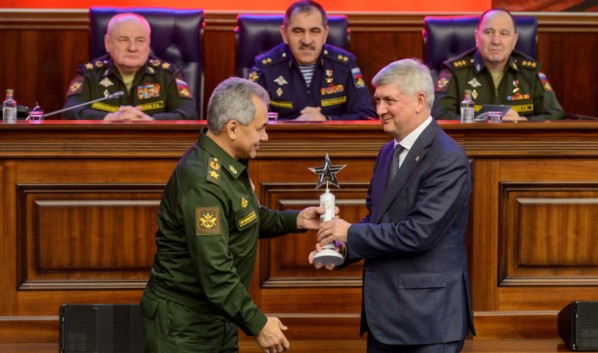 Губернатору Александру Гусев вручил кубок министр обороны Сергей Шойгу