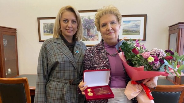 Директора главной воронежской библиотеки наградили за многолетний добросовестный труд