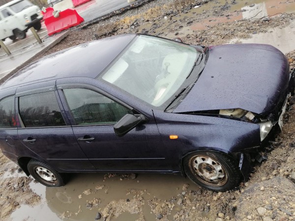 В Воронеже в яму, вырытую для ремонта подземного перехода, улетела &laquo;ЛАДА Калина&raquo;