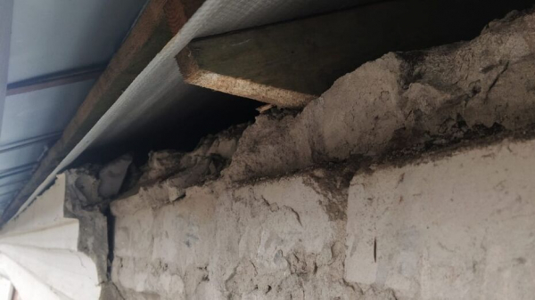 Некачественный ремонт кровли привел к падению штукатурки с фасада дома в центре Воронежа