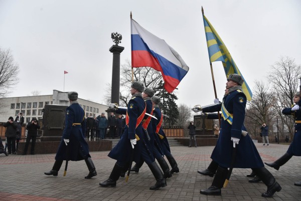 В Воронеже возложили цветы к Вечному огню в День Героев Отечества