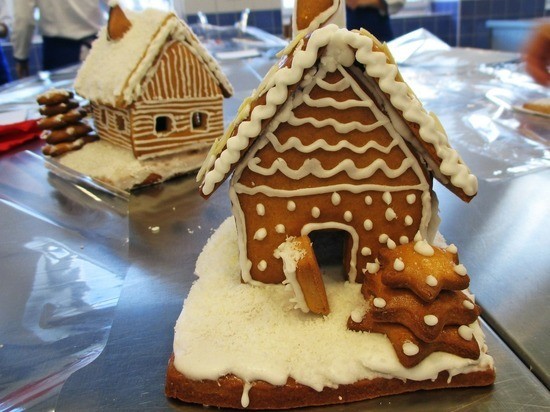 Народные приметы и праздники: сегодня День пряничного домика и Конституции РФ