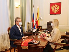 Вадим Кстенин вручил Ангелине Мельниковой знак &laquo;Почетного гражданина&raquo;