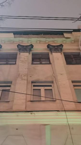 Штукатурка рухнула на тротуар с фасада дома в центре Воронежа