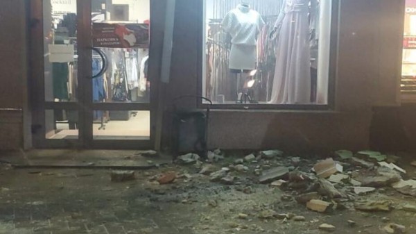 Штукатурка рухнула на тротуар с фасада дома в центре Воронежа