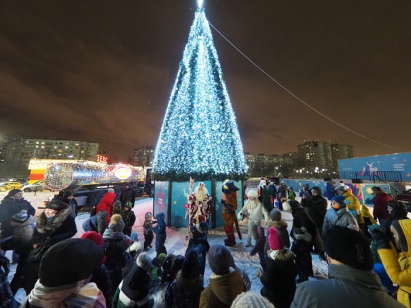 Волшебные молоковозы привезли горожанам новогоднее настроение