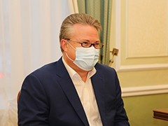 Вадим Кстенин вручил Ангелине Мельниковой знак &laquo;Почетного гражданина&raquo;