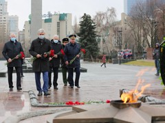 Вадим Кстенин возложил цветы к могиле Неизвестного солдата