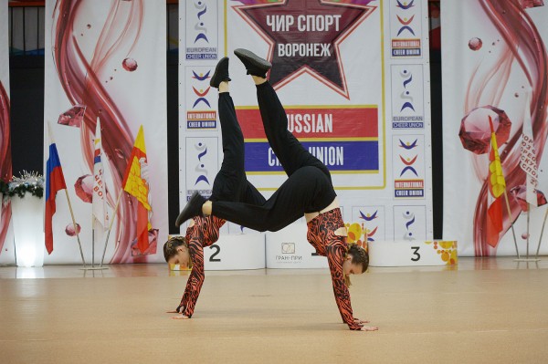 Акробатический перформанс. В Воронеже состоялись соревнования по чир-спорту