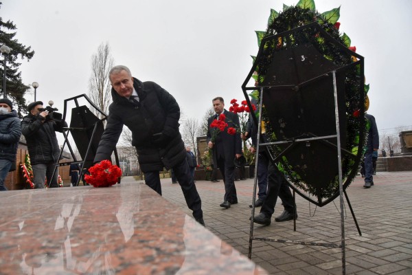 В Воронеже возложили цветы к Вечному огню в День Героев Отечества