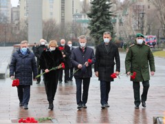 Вадим Кстенин возложил цветы к могиле Неизвестного солдата